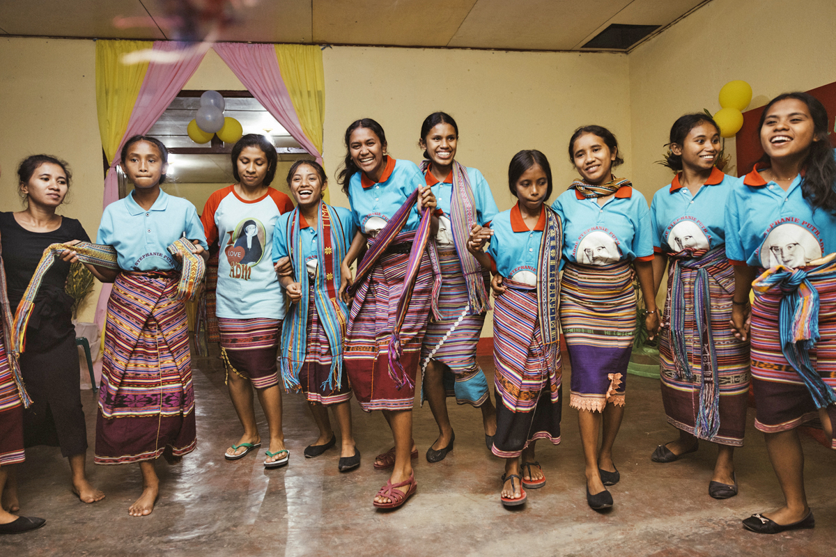 Die Seraphine-Stiftung fördert die Berufsausbildung von Frauen und Mädchen. Die Stiftung ist eine Partnerorganisation von Misereor und möchte Frauen in der patriarchalisch geprägten timoresischen Gesellschaft stärken.