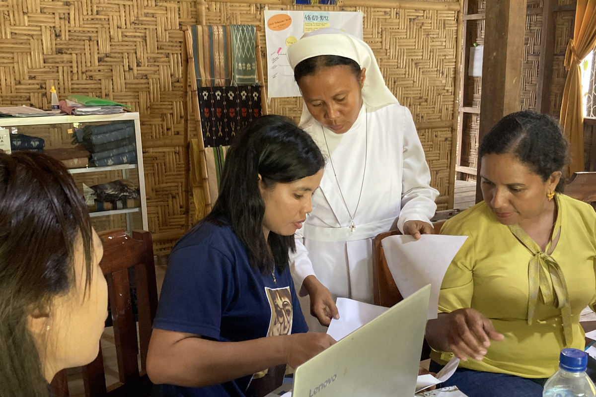 Inge Lempps Kollegin Mana Josefa Pereira (rechts) unterstützt als Finanz- und Verwaltungsassistentin, indem sie z. B. die Partner zu finanziellen, projektbezogenen Angelegenheiten berät.
