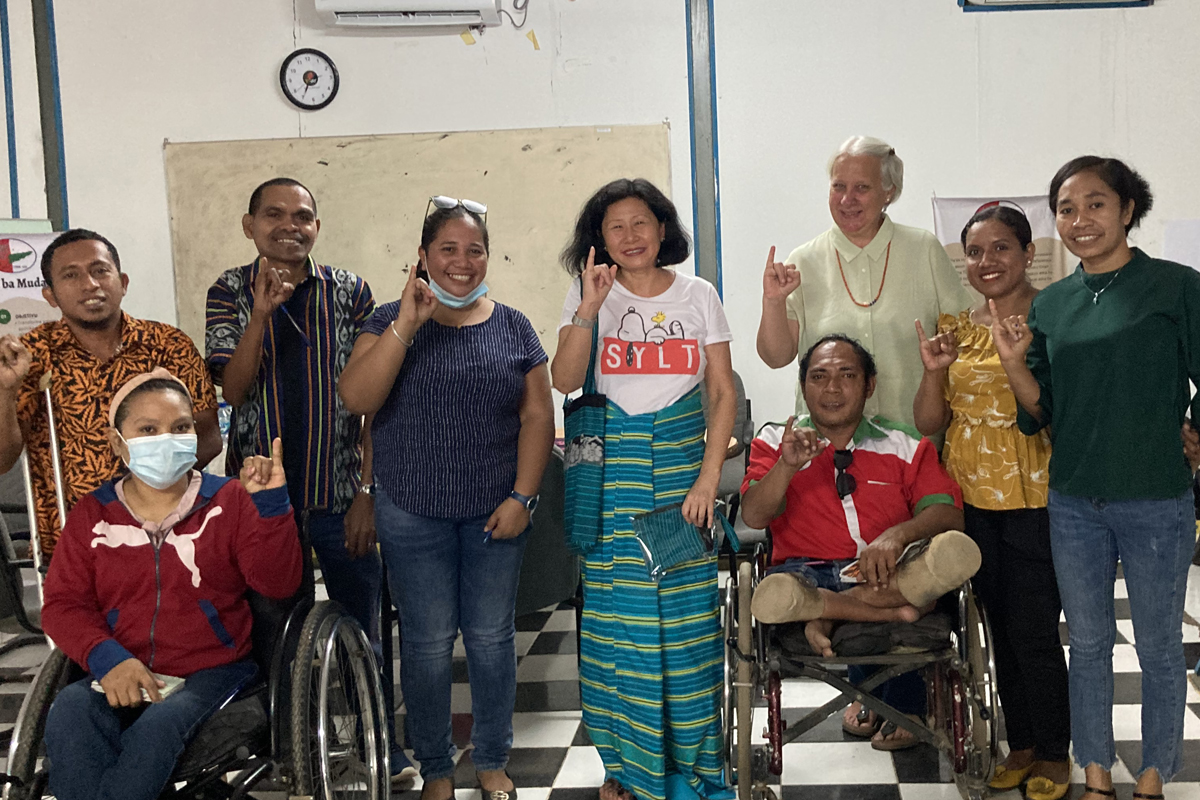 Von Menschen mit Behinderung für Menschen mit Behinderung: Die Organisation RHTO setzt sich mit politischer Menschenrechtsarbeit und weiteren Projekten für Gleichberechtigung und Barrierefreiheit ein. Inge Lempp (hintere Reihe, dritte von rechts) unterstützt RHTO.