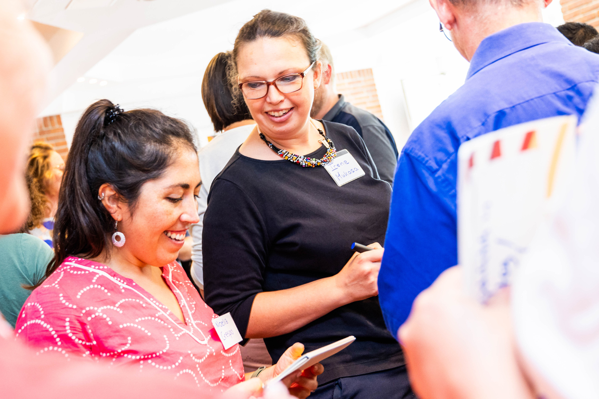 Bevor Irene Mukasa-Erben (Mitte) die ZFD-Teamleitung übernahm, war sie als ZFD-Referentin in Köln sowie als ZFD-Fachkraft in Ostafrika tätig. Hier ist sie im Gespräch mit Noelia Crespo Calatayud, die Süd-Nord-Fachkraft für Klimagerechtigkeit und nachhaltigen Lebensstil im Bistum Hildesheim war.
