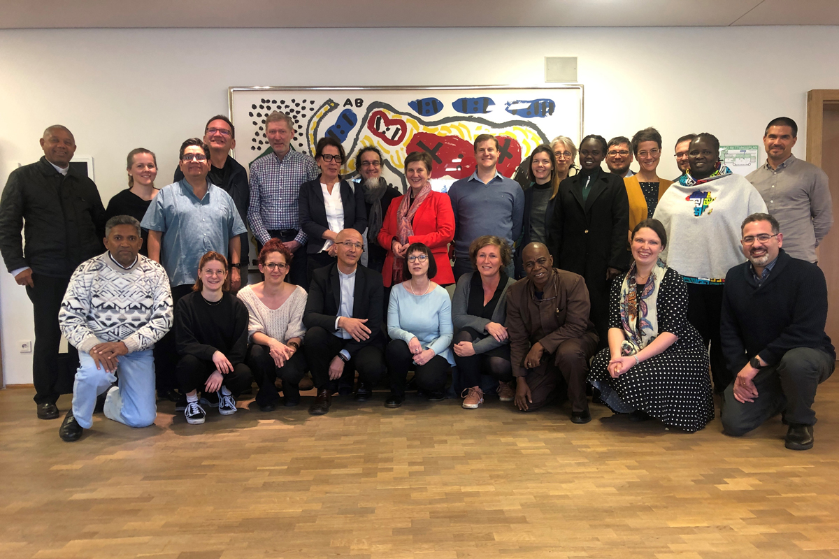 Gruppenbild aller Teilnehmer*innen der Veranstaltung im Februar in Bensberg.