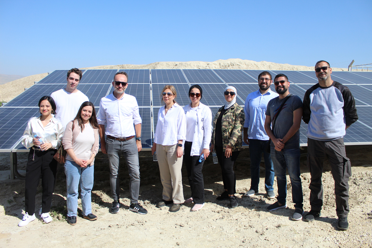 Als regionale Organisation bringt EcoPeace Middle East jordanische, palästinensische und israelische Umweltschützer*innen zusammen. Sie setzten sich gemeinsam für den Schutz der Umwelt ein und suchen nach Lösungen. Nachhaltige Entwicklungen, wie der Bau von Solaranlagen, ist ihnen wichtig.