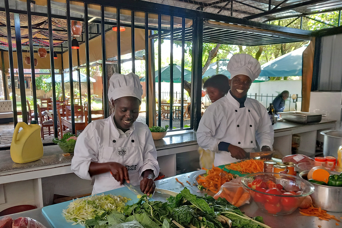 Für die Akkreditierung der Ausbildung im Hotel- und Gastrobereich brauchte die Ujima Foundation eine neue Küche. Comundo unterstützte die Einrichtung finanziell. Das Trainingsrestaurant wird nun für die Öffentlichkeit geöffnet und dient den Auszubildenden zum praktischen Lernen mit echtem Gästebetrieb.