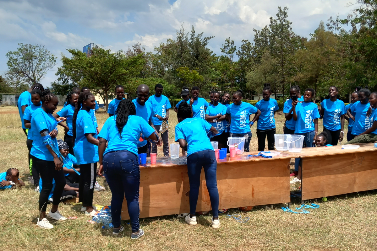 Die Mitarbeiter*innen der Ujima Foundation beim gemeinsamen Teambuildung