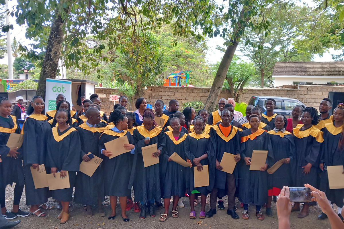 Die jungen Erwachsenen aus den umliegenden Townships haben ihre achtmonatige Ausbildung im Gast- und Tourismusgewerbe erfolgreich abgeschlossen. Nun erhalten sie bei der Graduationszeremonie ihre Zeugnisse und feiern den Schritt in die Berufstätigkeit. Die Ujima Foundation wurde 2004 gegründet und hat seitdem fast 4000 Jugendliche ausgebildet.