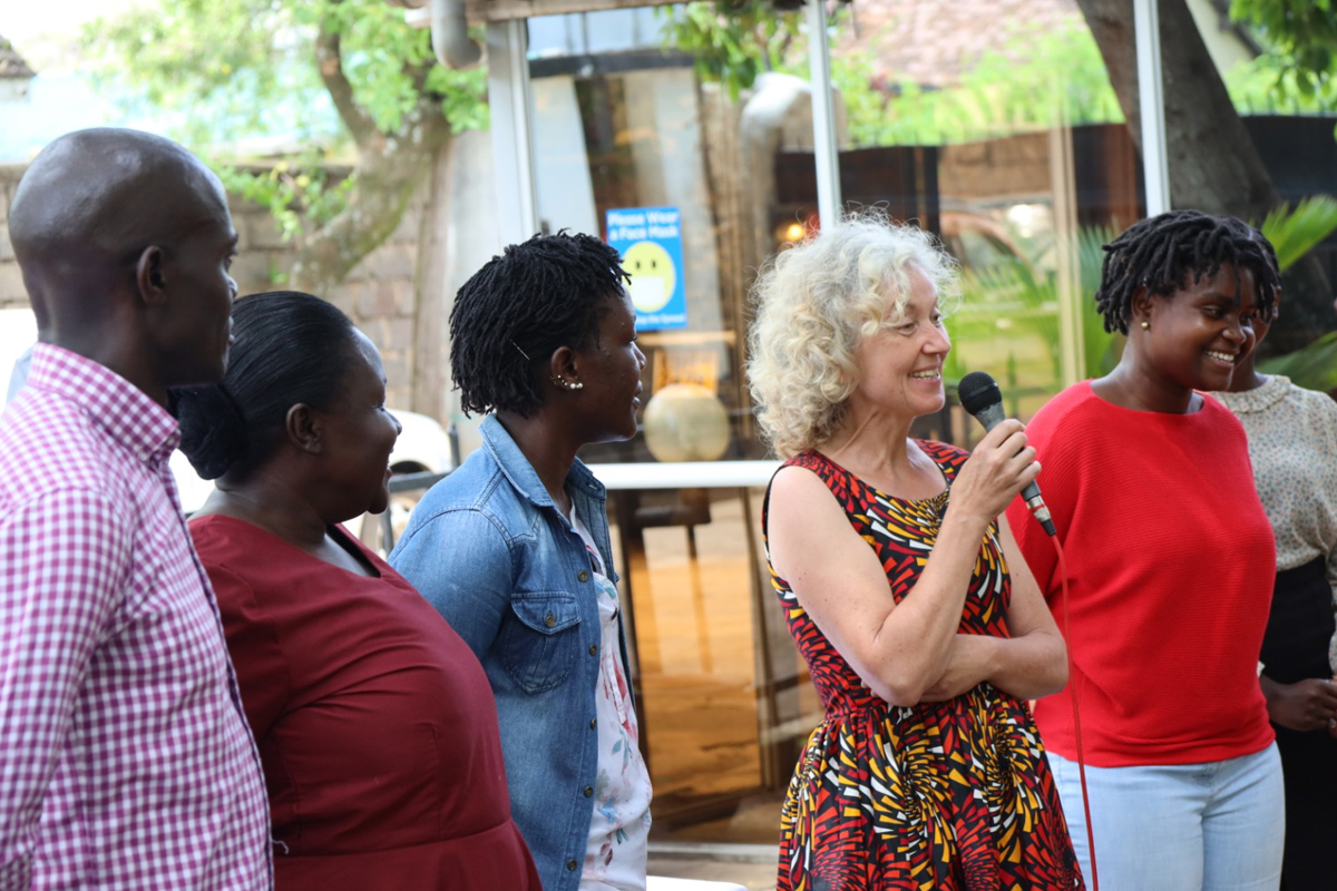 Bei der jährlichen Graduation Ceremony der Auszubildenden war Anke Dewald gerade erst seit zwei Wochen vor Ort. Mit einigen ersten Worten in Kiswahili hält sie hier eine kleine Rede. Die Betriebswirtin und Heilpraktikerin unterstützt die NGO drei Jahre lang bei der Weiterentwicklung ihrer Ausbildungsgänge.