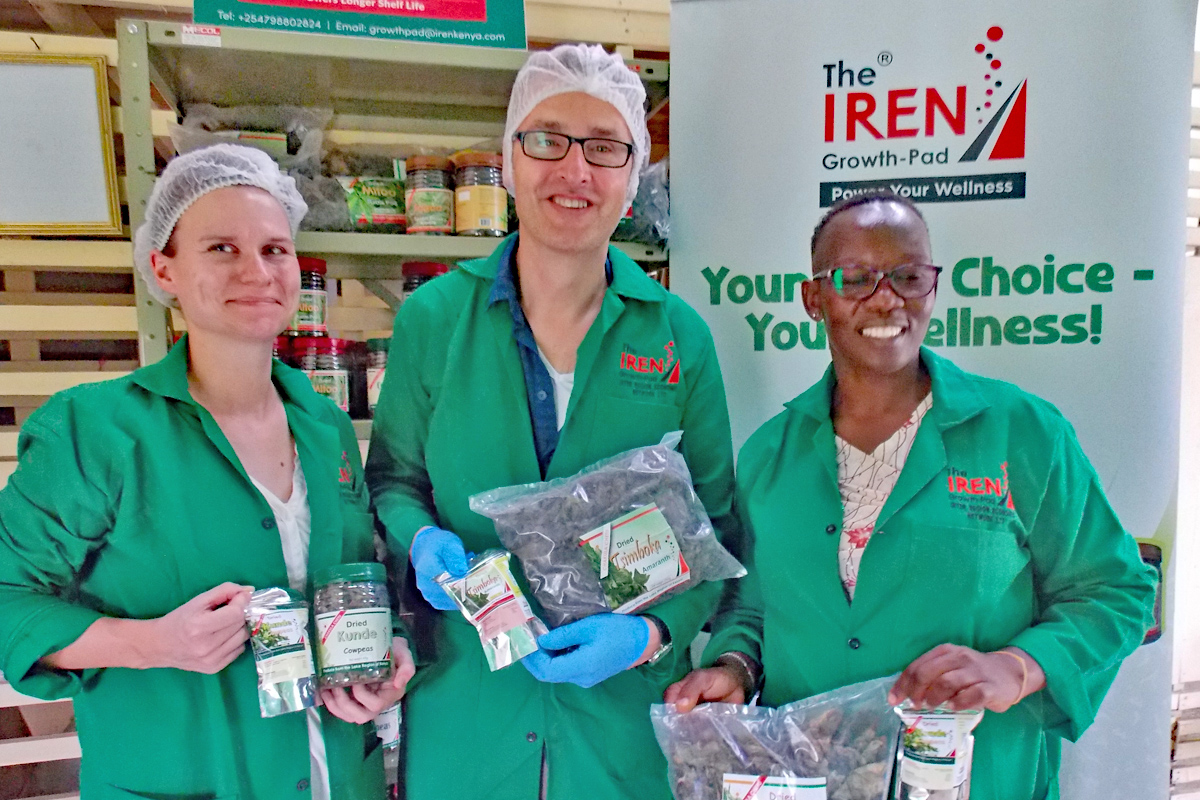 Viel Handarbeit für ein innovatives Produkt: Catherine Ayange, Betriebsleiterin von IREN Growth-Pad Ltd., freut sich mit ihren Exposure-Gästen Henning Schwarz, KfW Sustainability Officer, und Marie-Luise Funke, KfW Head of Compliance, über die geleistete Arbeit (von rechts).