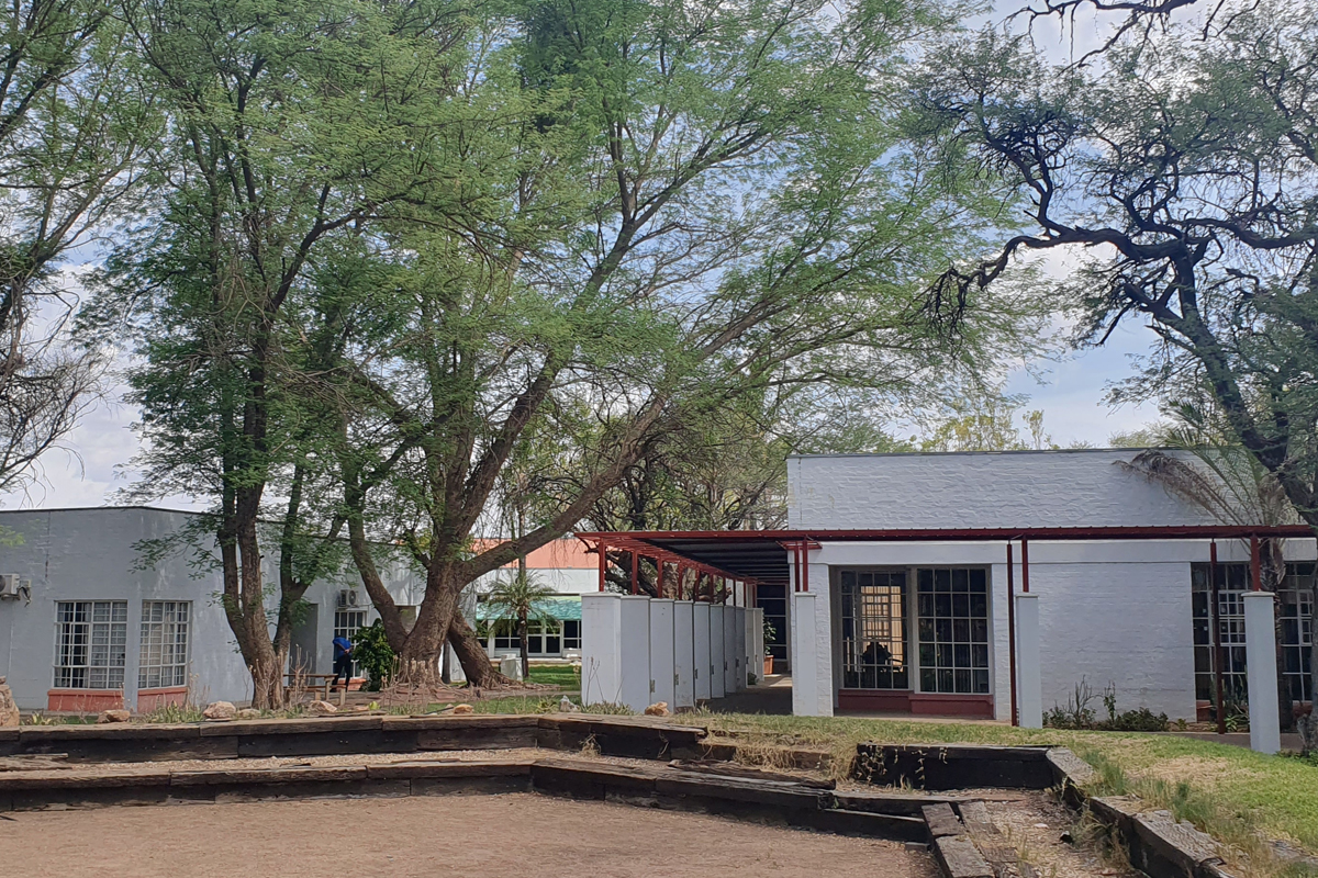 Das Nationale Institut für Bildungsentwicklung (NIED) ist eine Direktion des Ministeriums für Bildung, Kunst und Kultur (MoEAC). Es wurde 1990 als Zentrum für Lehrplanentwicklung gegründet und ist für die Reform und Entwicklung der Grundbildung zuständig.