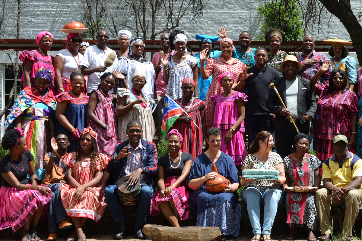 Das NIED hat rund 60 Mitarbeiter*innen aus ganz verschiedenen Kulturen. 2022 feierte das Institut sein Jubiläum wegen der Coronapandemie mit zweijähriger Verspätung. Zum Fest erschienen die Kolleg*innen in traditionellen Gewändern und mit Beiträgen zum Buffet und Kulturprogramm des Tages. Für Beate Etzel war der Tag "gelebte Vielfalt“.