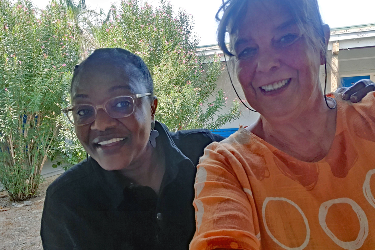 "Die Überarbeitung der Lehrpläne bescherte uns graue Haare. Aber die Zusammenarbeit der Kolleg*innen war produktiv und herausfordernd zugleich", sagt Beate Etzel (rechts) über die Workshops zu Informations- und Kommunikationstechnologie, die sie durchführte. Bertha Heimboli war eine der Workshop-Teilnehmer*innen.