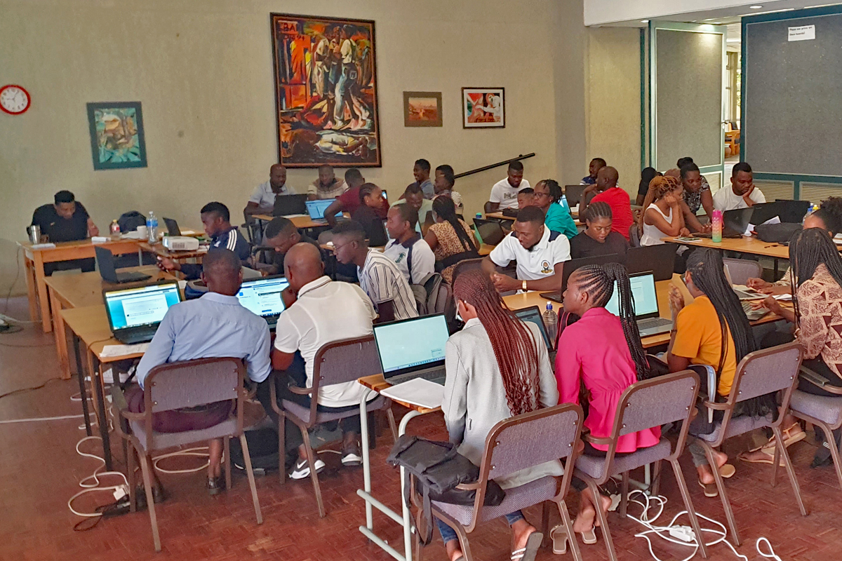 In den Trainings des NIED lernen Lehrkräfte, digitale Unterrichtsmaterialien für die Lehrpläne zu konzipieren und zu gestalten. Auch das Lehren und Lernen im 21. Jahrhundert steht im Fokus: Wie kann man die Lernumgebung positiv verändern? Welche Methoden und Modelle eignen sich? Wie lernt und lehrt man online? Wie können sich Lehrkräfte vernetzen?