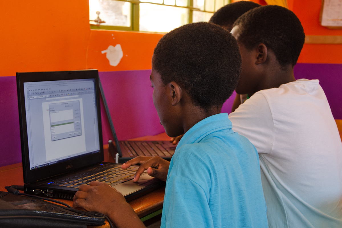 Bei der NGO Mammadú Trust in Windhoek machte Beate Etzel 2018 ein Volontariat. Die Ngo unterstützt Kinder aus Armenvierteln mit Schulprogrammen und Hausaufgabenbetreuung. Durch Spenden können einige Kinder private Schulen besuchen. Die Rechner, die Beate Etzel damals einrichtete, werden von den Kindern und Jugendlichen für Schulaufgaben genutzt.