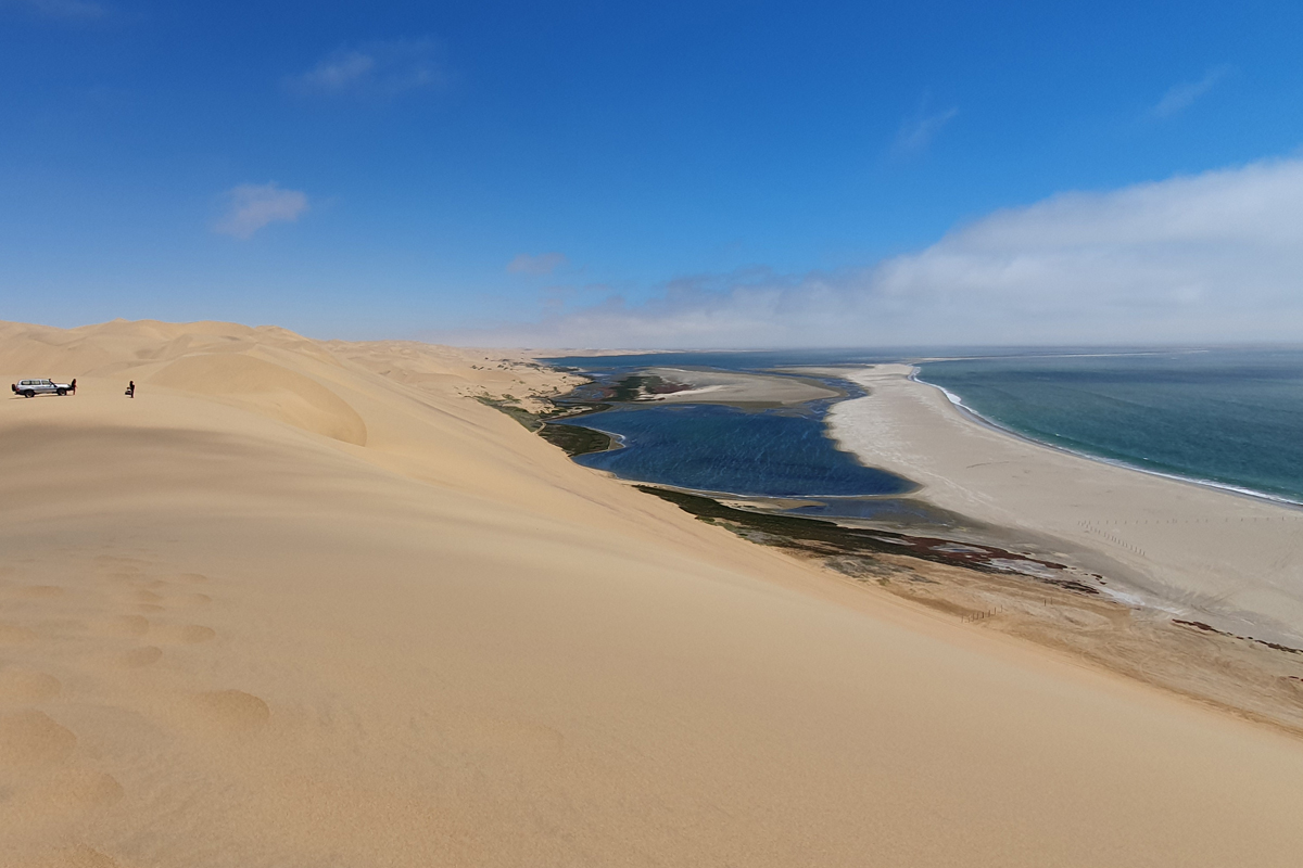 Die Küstenwüste Namib ist weltweit die älteste Wüste. Sandwich Harbour war früher ein Versorgungshafen der damaligen Kolonie Deutsch-Südwestafrika. Als letztes afrikanisches Land wurde Namibia 1990 unabhängig. Hier leben neben den Ethnien Herero, Himba, Nama, Ovambo noch viele mehr. Neben Englisch werden mindestens 28 weitere Sprachen gesprochen.