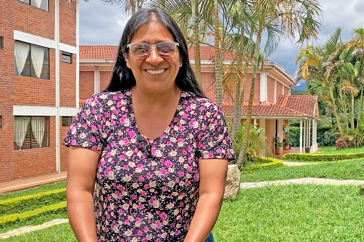 Inés Flor Eida Cuchillo Calambas ist eine spirituelle Vertreterin der Misak. Sie möchte, dass Frauen stärker bei Veränderungen, die zum Frieden führen sollen, beteiligt werden.