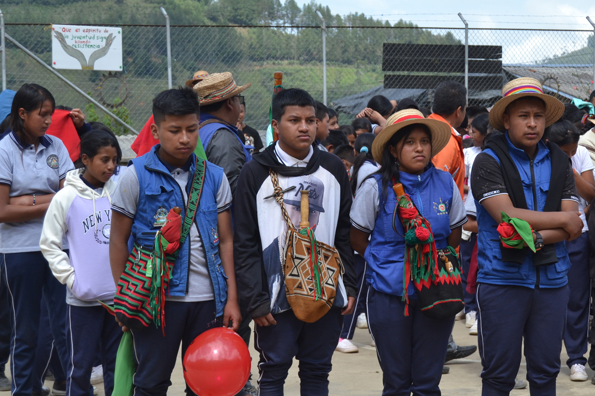 Jugendliche der indigenen Garde des Nasa-Volkes im Dorf Granadillo, Resguardo Pioyá, im Departament Cauca