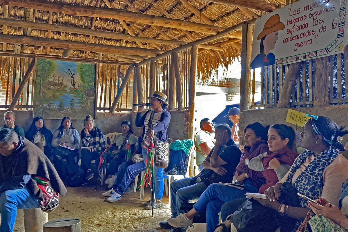 Austausch von Wissen mit den traditionellen Autoritäten. Fachkräfte und lokale Kolleg*innen des ZFD sind zu Besuch in der Tulpa des Resguardo Pioyá, Volk der Nasa im Dorf Granadillo. "Tulpa" ist ein Wort aus der Sprache der Nasa, dass eine traditionelle Feuerstelle oder einen Versammlungsort bezeichnet.