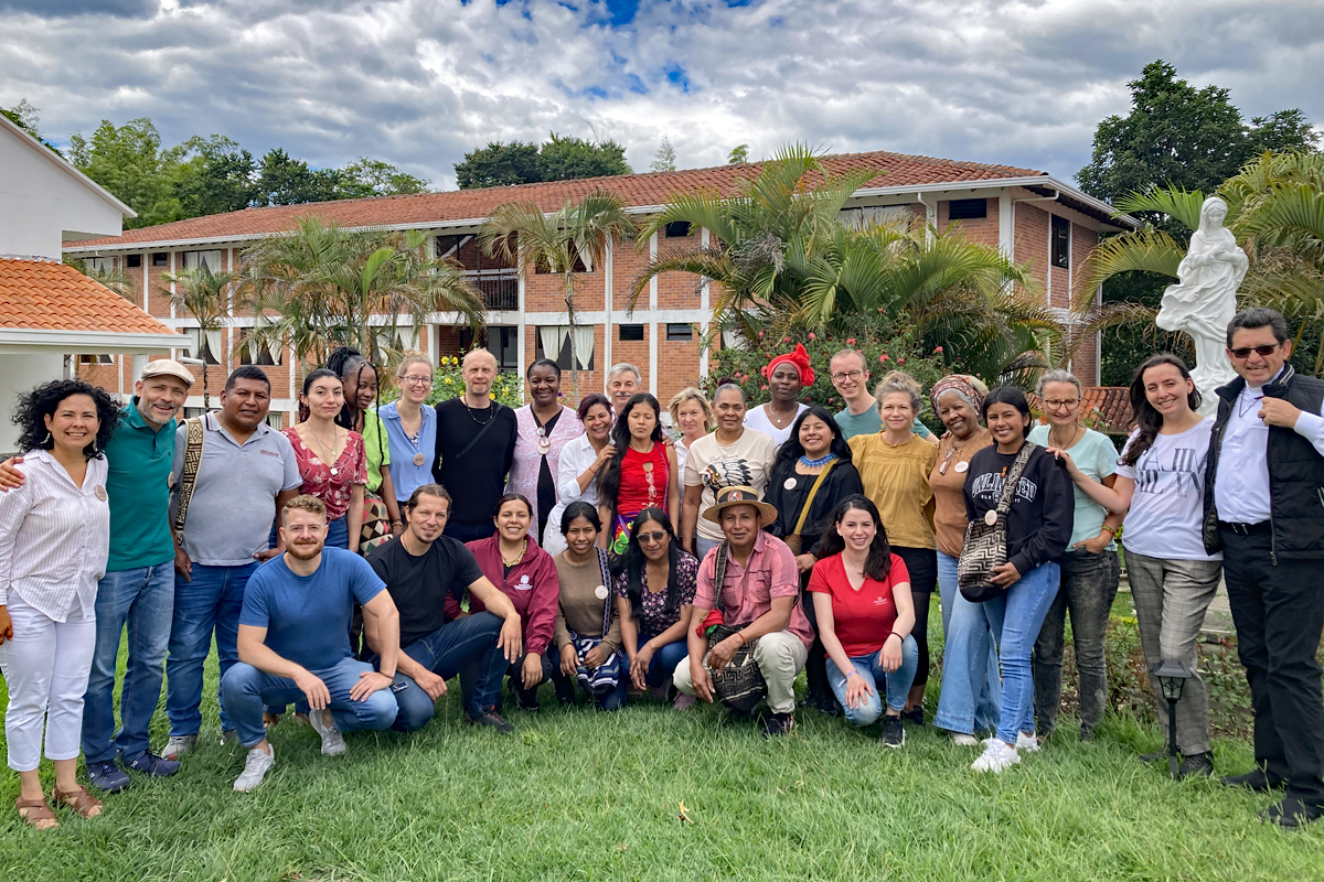 Fachkräfte von AGIAMONDO in Kolumbien und ihre Kolleg*innen bei dem Austausch zu Gewaltbelasteter Vergangenheit