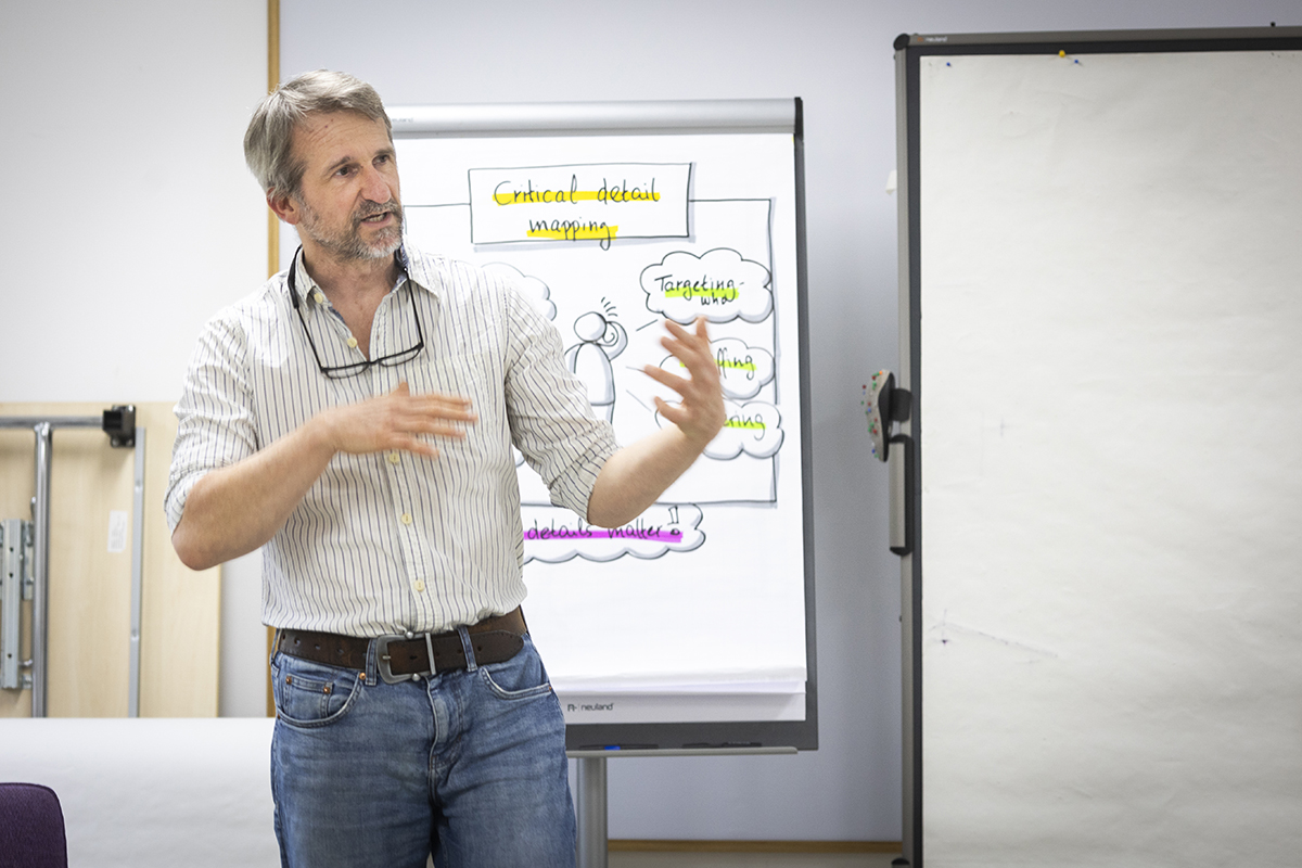 Björn Eser stellt die sieben Schritte des Do-No-Harm-Ansatzes vor.