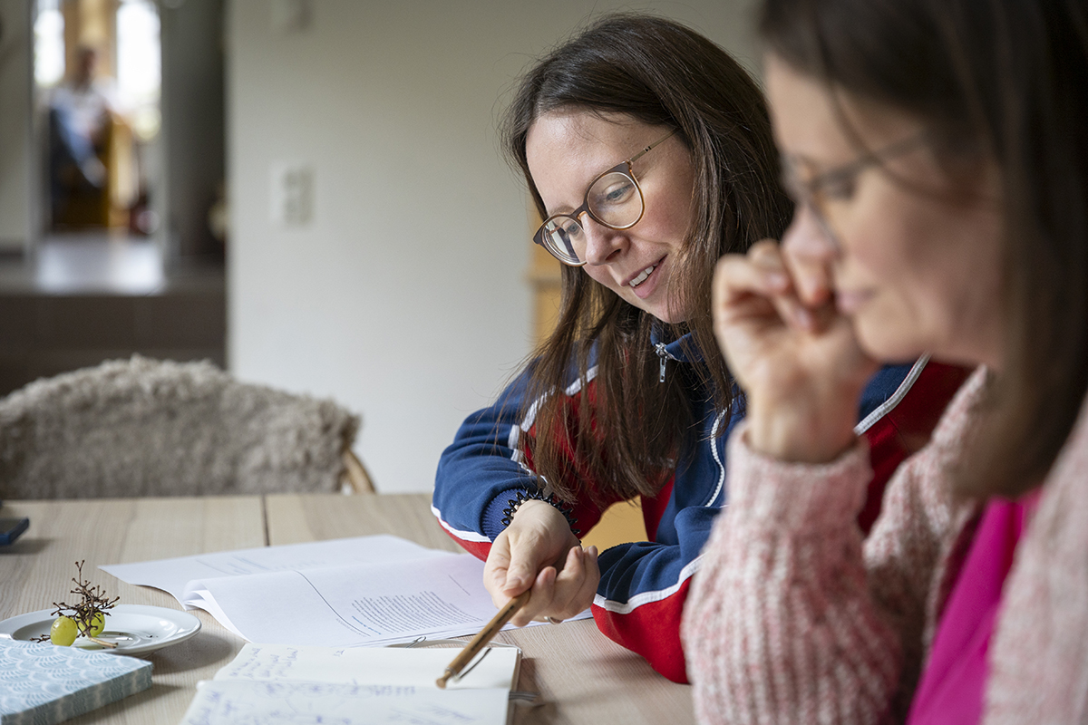Juliette Klöcker-Musemakweri und Karolin Loch (vorne), die als ZFD-Koordinatorin nach Uganda gehen wird, besprechen mögliche Risiken, die gut gemeinte Hilfe mit sich bringen kann.