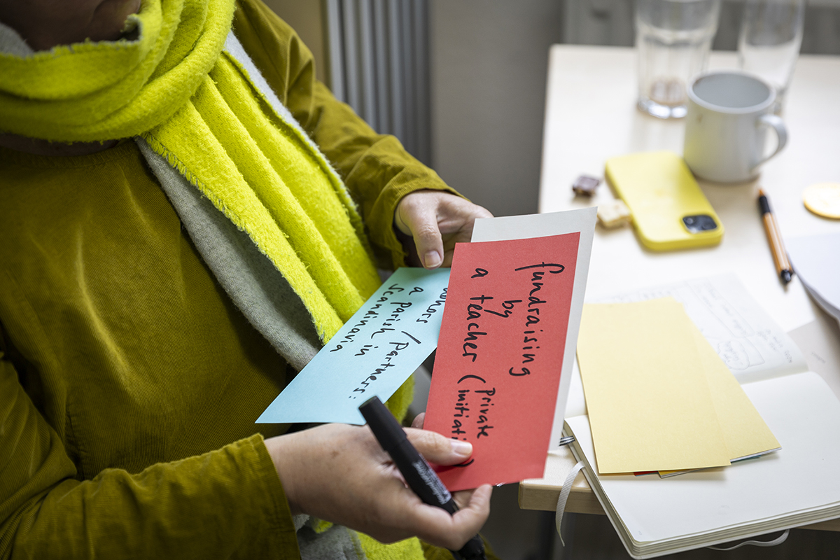 Ideen auf Karten festhalten, die später auf der Pinwand für alle gezeigt und diskutiert werden.