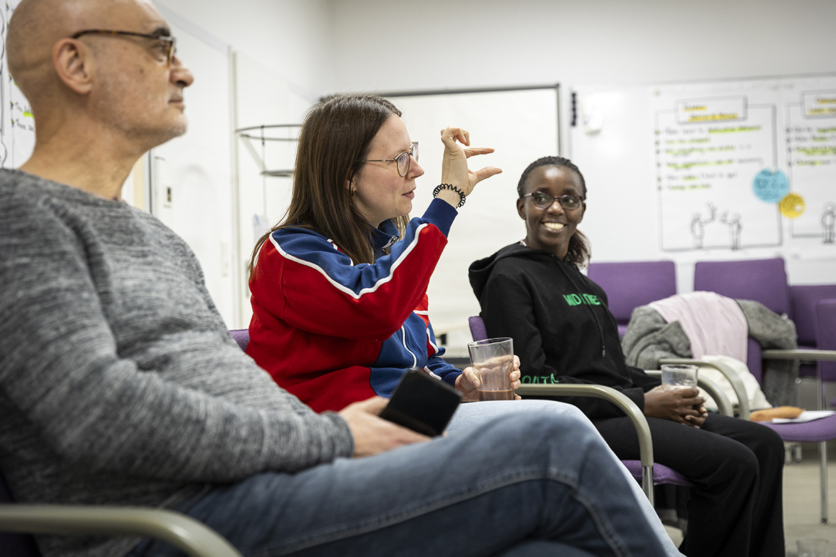Domenico Castellani (vorne) ist in der Vorbereitung, um als Trainer für Friedens- und Versöhnungsprozesse beim Centre Interculturel National "Oasis de Paix et Réconcilation" in Bujumbura/ Burundi mitzuarbeiten.