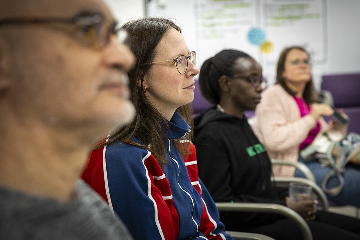 Diskussionen in der großen Runde: Domenico Castellani, Juliette Klöcker-Musemakweri, Paula Talemwa und Karolin Loch (von links). Paula Talemwa (zweite von rechts) wird Trainerin für psychosoziale Unterstützung von traumatisierten Kindern und Jugendlichen bei der NGO Don Bosco Fambul in Sierra Leone.