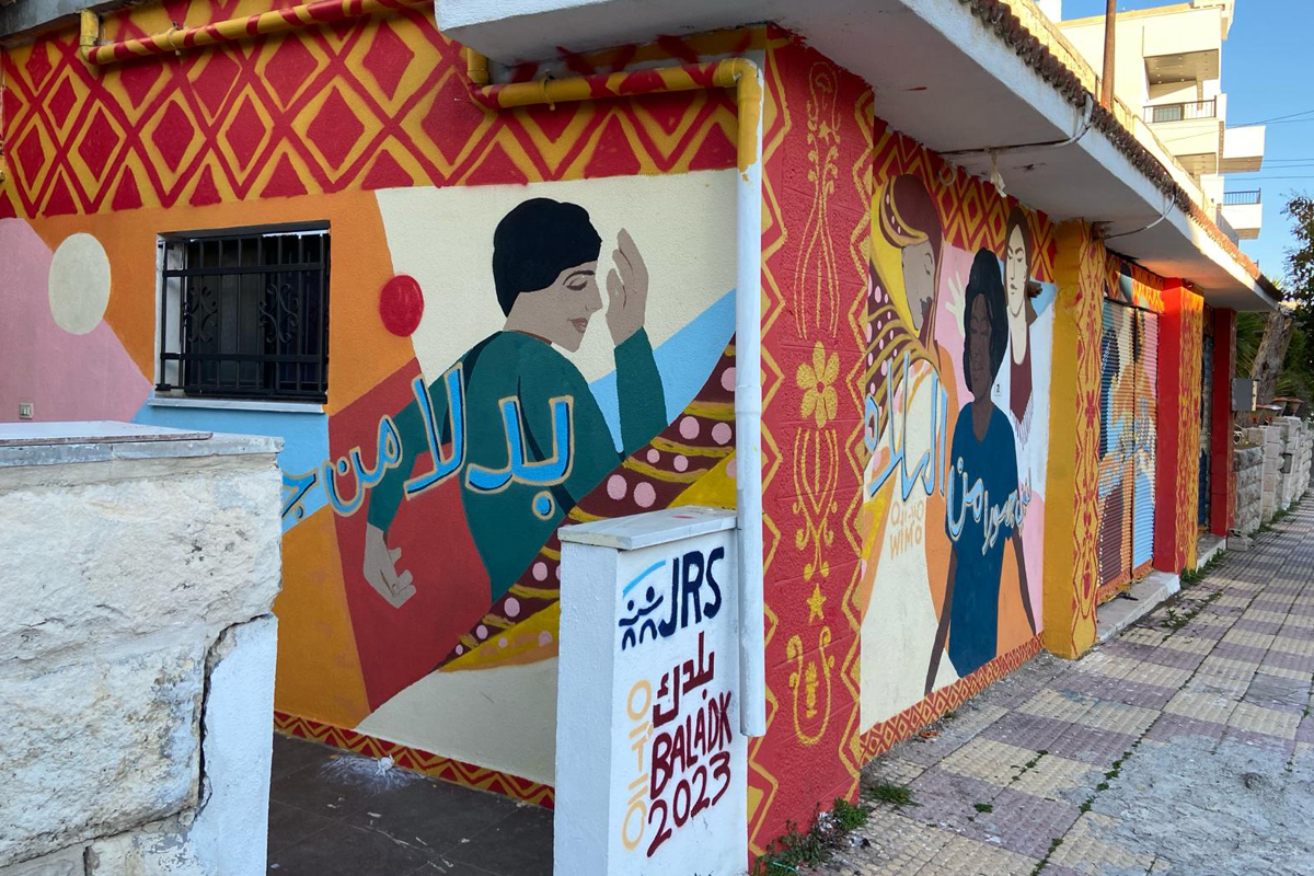 Die Fassaden des JRS-Büros wurden von Geflüchteten künstlerisch gestaltet. Der JRS unterstützt sie durch medizinische Versorgung und psychologische Beratung. Außerdem werden den Geflüchteten in drei Bildungszentren Kurse für Englisch, digitale Bildung und psychosoziale Arbeit für Geflüchtete angeboten.