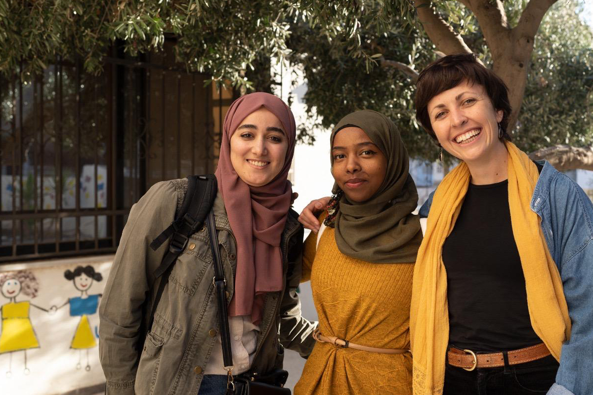 Der JRS in Jordanien hat ein internationales Team. Die Zusammenarbeit mit Kolleginnen wie Sajeda Yousef aus Jordanien und Fawza aus Somalia (von links) und die Möglichkeit, eigene Akzente in der Arbeit zu setzen, schätzt Silvia Mazzocchin sehr. Ihren Vertrag hat sie gerade um ein Jahr verlängert.