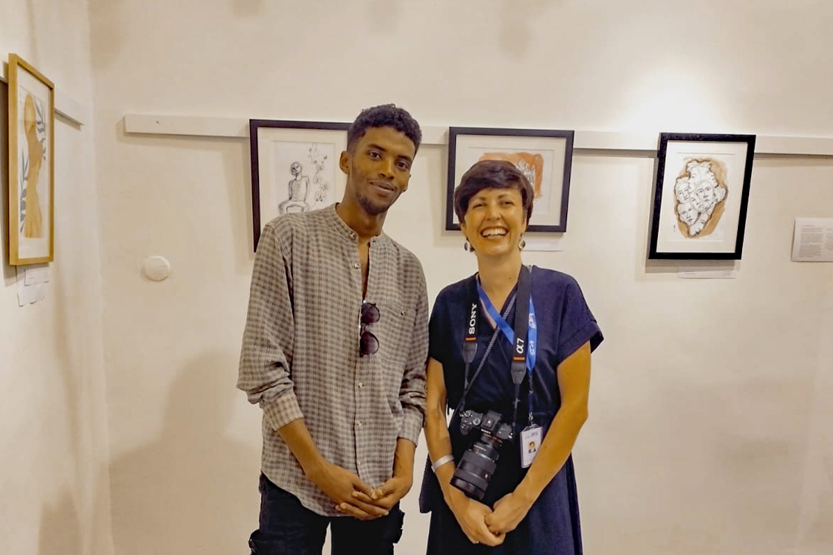 Am internationalen Tag des Friedens im September 2023 zeigte Omar aus Somalia seine Bilder im Rahmen einer Ausstellung, die die italienische ZFD-Fachkraft für Menschenrechte beim JRS organisiert hatte. Mit diesen Veranstaltungen soll die Sichtbarkeit der Organisation und der Geschichten der Geflüchteten erhöht werden.