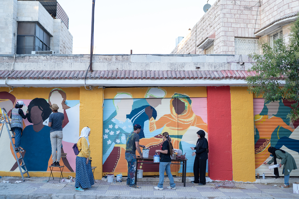 Im Rahmen des Baladk Street Art Festival im September 2023 gestalteten Geflüchtete Wandgemälde in Amman. Der JRS will mit solchen Projekten den Geflüchteten den Raum geben, sich künstlerisch auszudrücken. Zudem stärkt die Aktion die Gemeinschaft der Menschen und macht sie in der Öffentlichkeit positiv sichtbar.