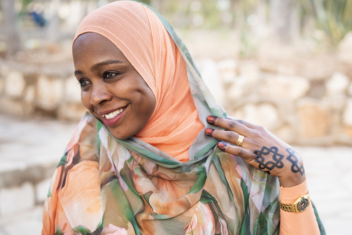 Manal aus Sudan posiert für das Fotoprojekt "Memories".