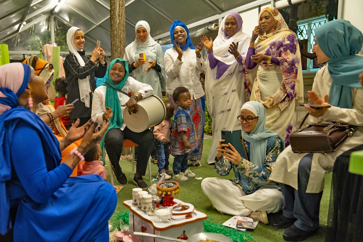 Frauen aus dem Sudan spielen und singen während der Eröffnungsveranstaltung der JRS-Fotoausstellung auf dem internationalen Fotofestival in Amman 2022.