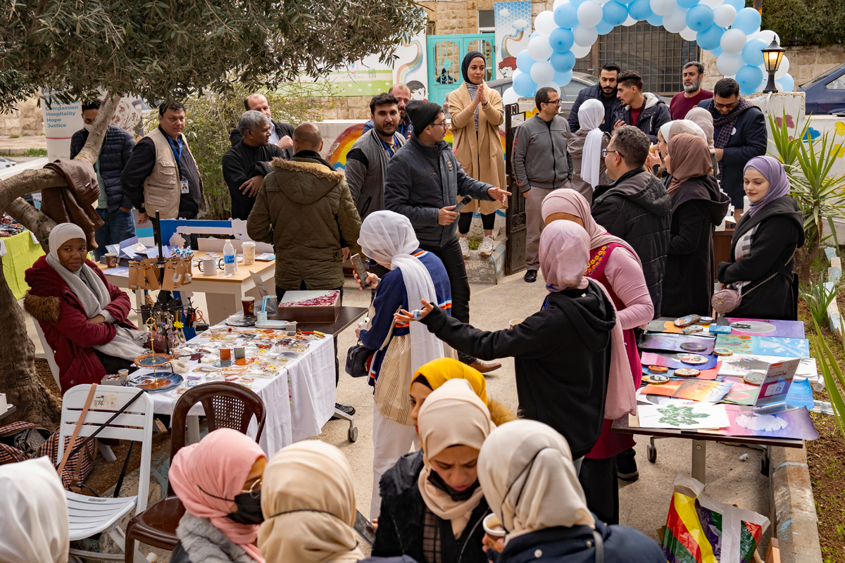 Versammlung sich zum jährlichen JRS-Muttertagsbasar in Amman.