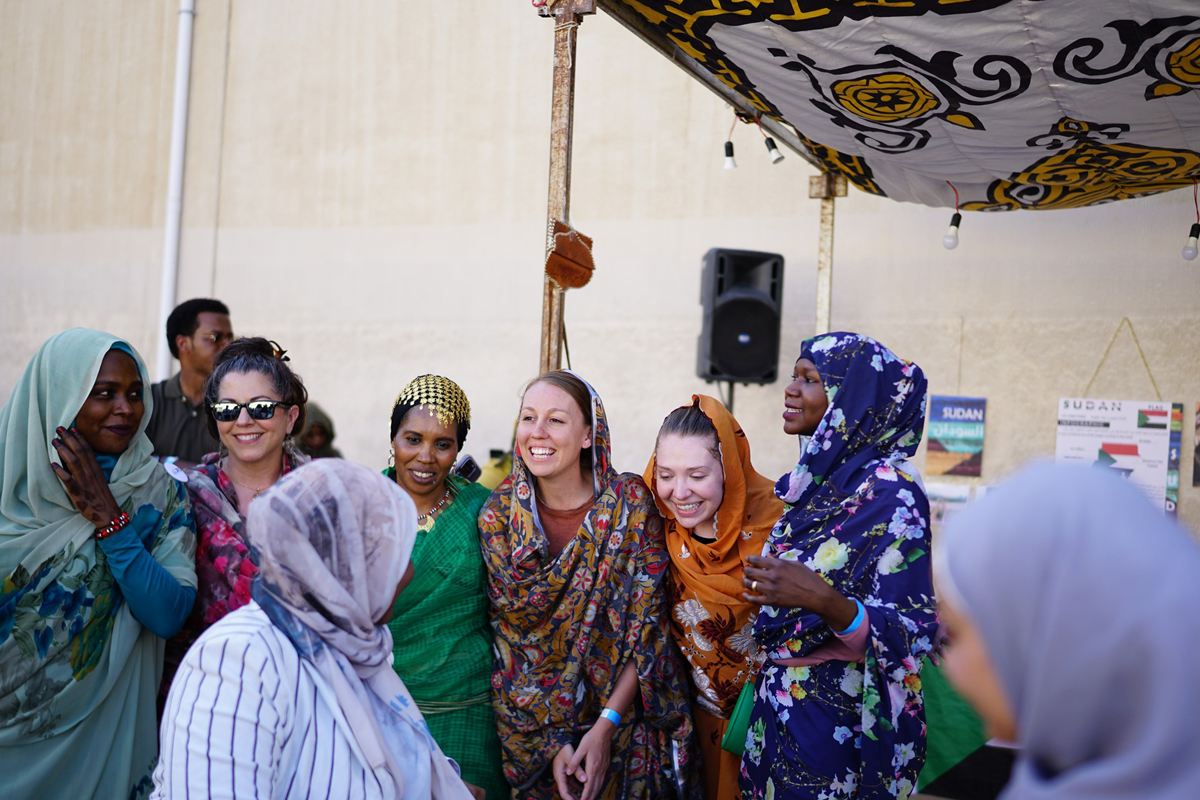 Menschen verschiedener Nationalitäten versammeln sich, um das JRS-Festival der Begegnung zu feiern, ein interkulturelles Fest der Gemeinschaften zum Weltflüchtlingstag.