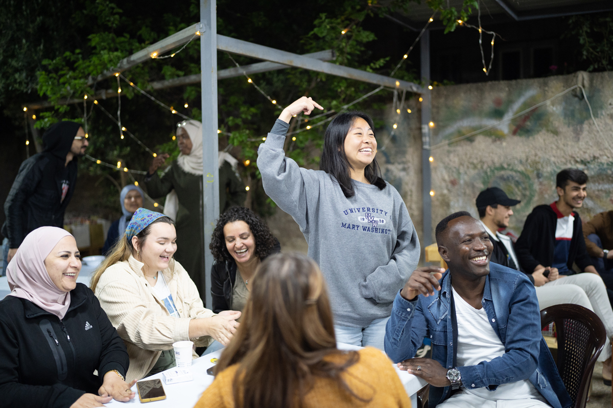 Studenten der amerikanischer Universitäten und der JRS-Flüchtlingsgemeinschaften versammeln sich zu einem Iftar, dem Essen zum Fastenbrechen während des heiligen Monats Ramadan.