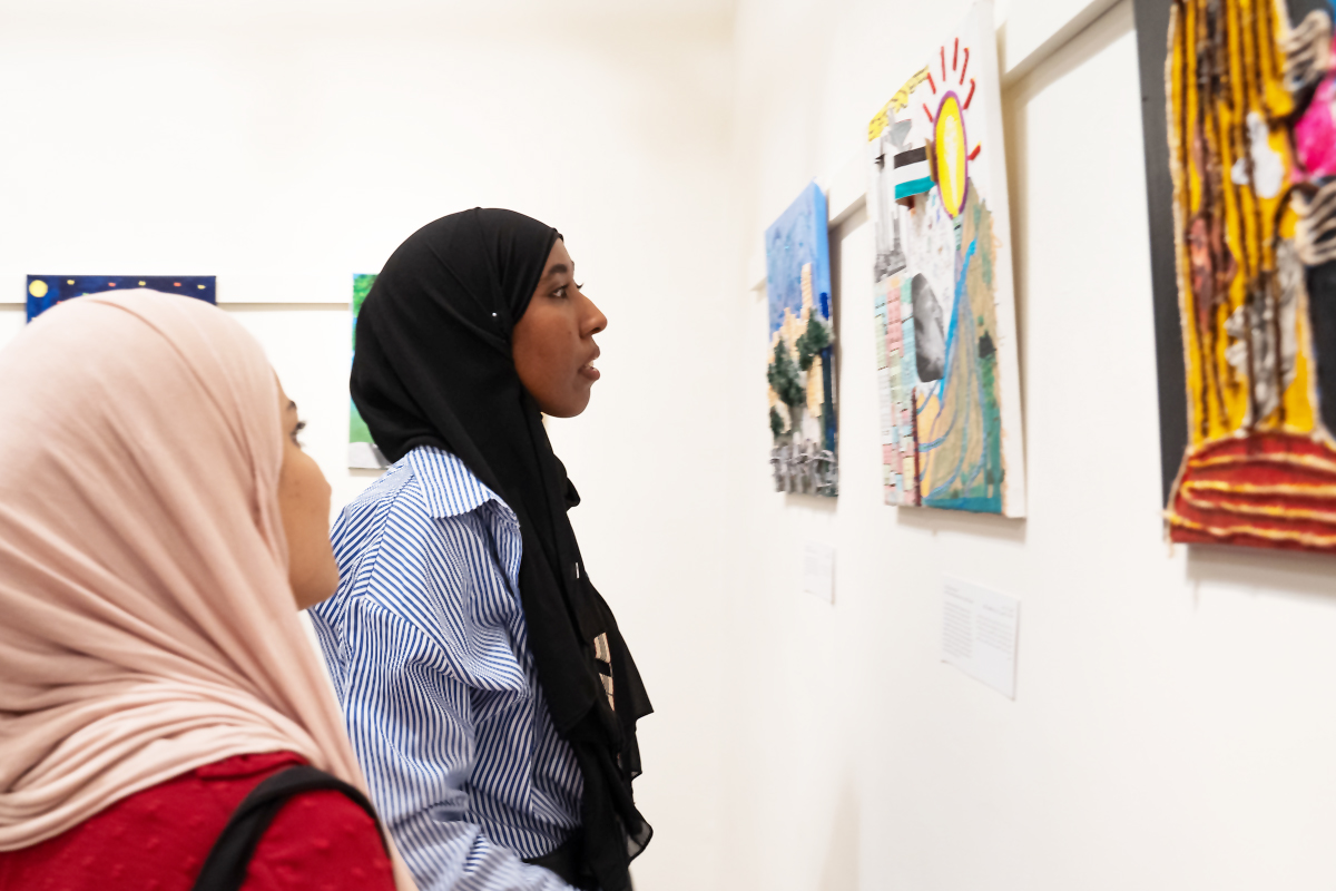 Gäste besuchen die JRS-Kunstausstellung in Jadal. sie wurde anlässlich des Internationalen Tages des Friedens organisiert.