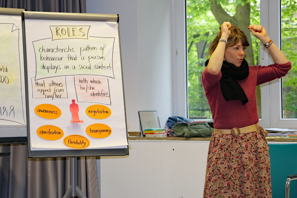 Trainerin Eva Tempelmann ermutigt die Seminarteilnehmer*innen über Erwartungen, Rollen, Zuständigkeiten und Verantwortlichkeiten zu reflektieren und zu diskutieren.