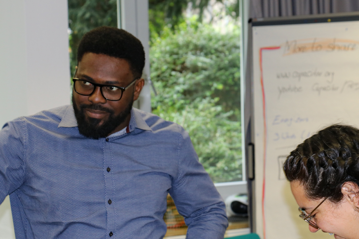 Chibundu Onyesoh (links) geht als ZFD-Fachkraft an die Catholic University of 
South Sudan (CUoSS) in Juba/Südsudan.