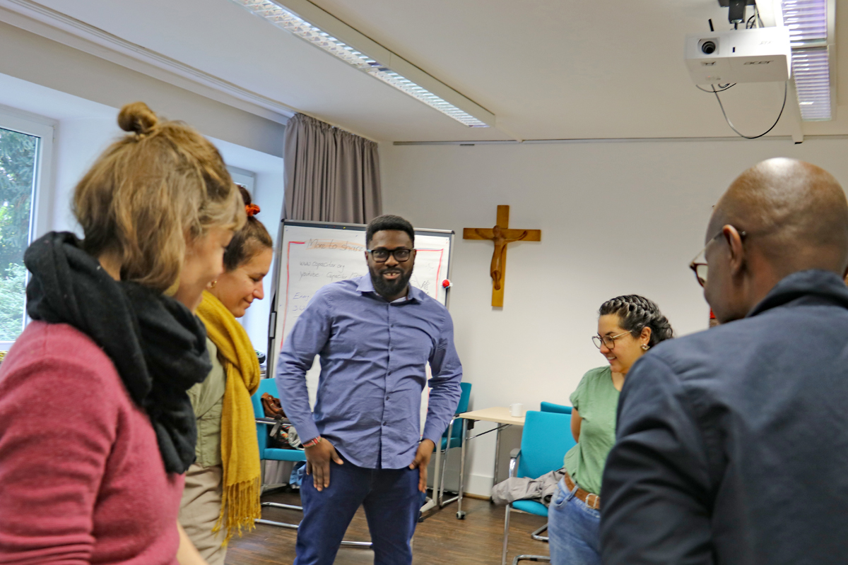 Chibundu Onyesoh (Mitte) ist Sozialwissenschaftler und wird psychosoziale Begleitung (Traumaarbeit) für Studierende der Uni in Juba/Südsudan anbieten.