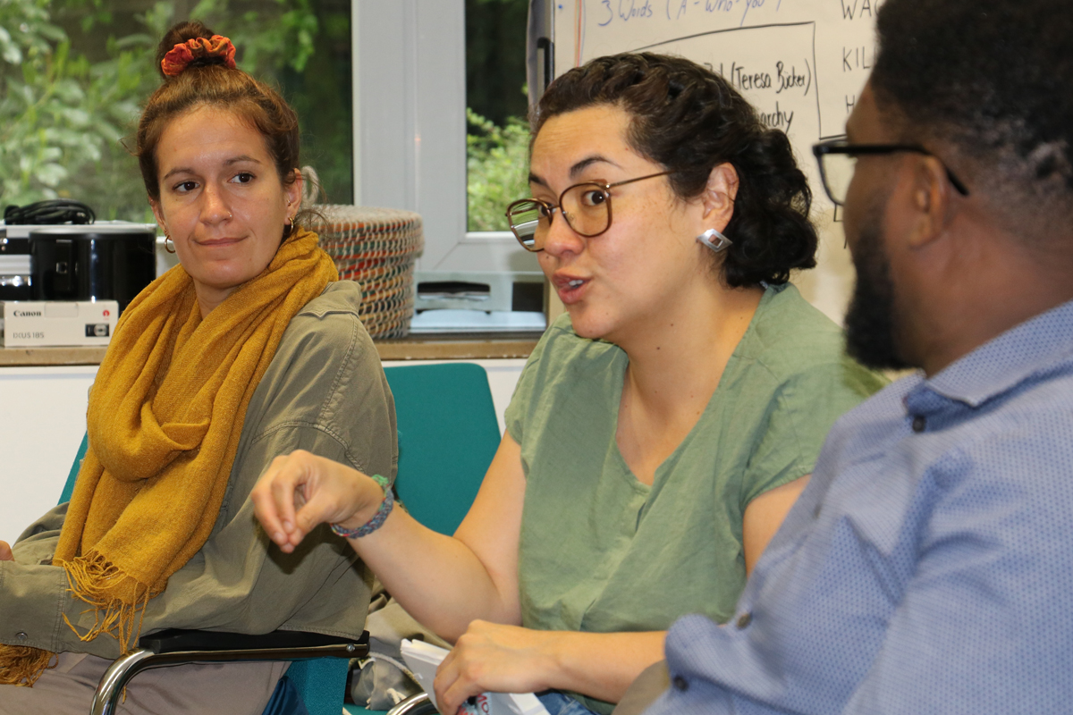 Carolin Meier reist als ZFD-Juniorfachkraft zur Unterstützung der Friedensarbeit der Diözese Gulu in Uganda aus, neben ihr sitzen Maria Gabriela Costa García und Chibundu Onyesoh (von links).