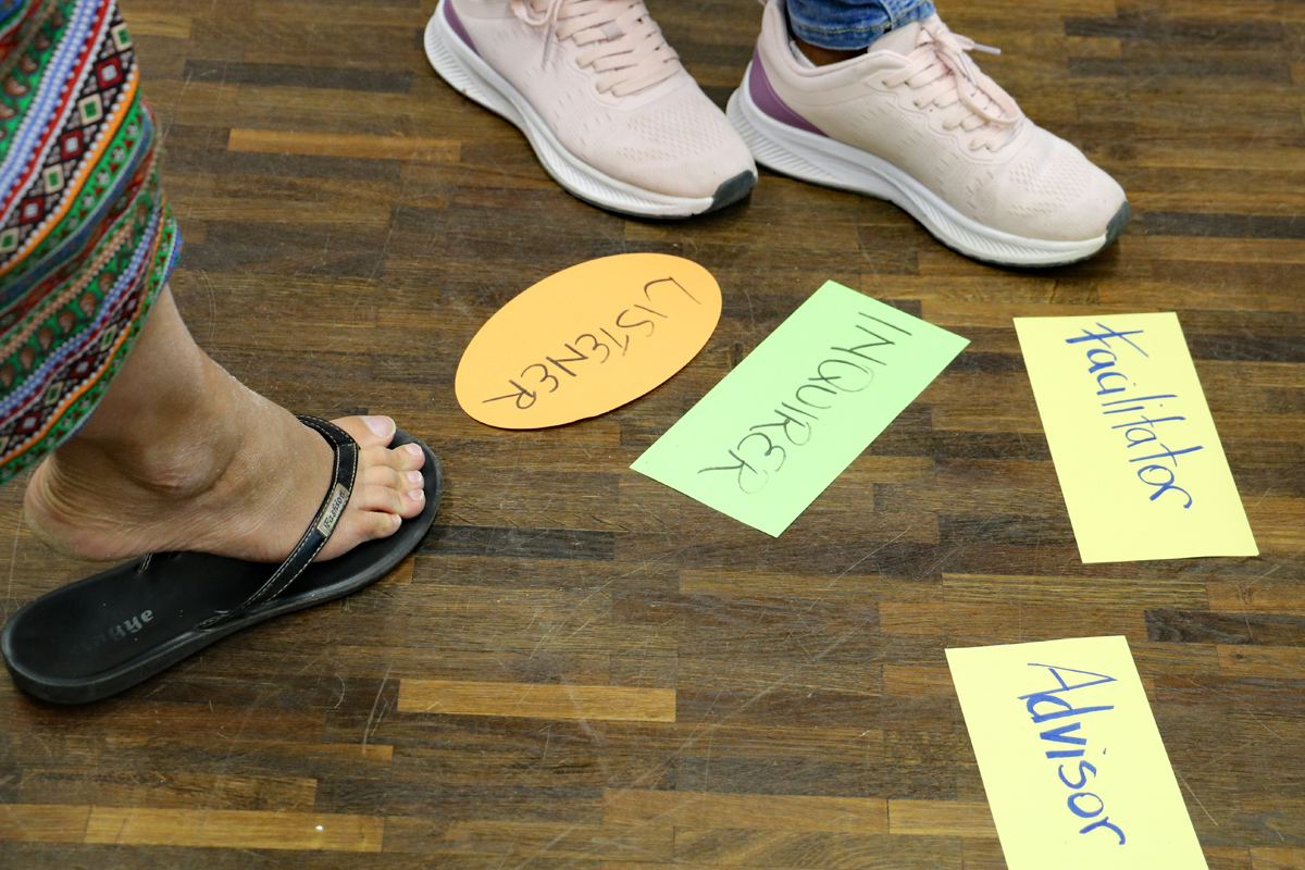 "Listener, Facilitator, Inquirirer, Advisor" ist auf den Karten vermerkt: "Zuhören, Ermöglichen, Fragenstellen, Beraten" sind neben anderen Tätigkeiten sicherlich das, was die meisten im neuen Job erwartet.