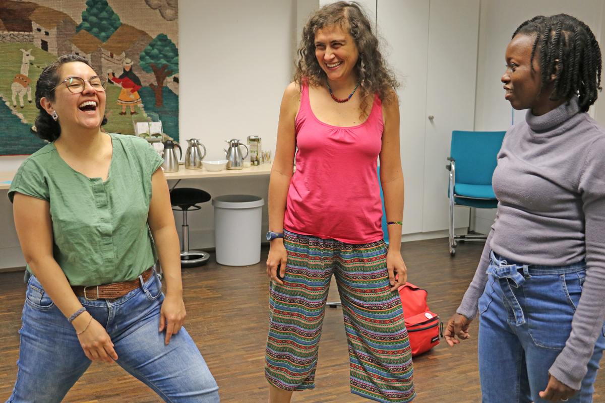 Die Diskussionen lösen auch Heiterkeit aus: Maria Gabriela Costa García, die als Beraterin für ökologische Friedensarbeit in Kakamega/Kenia arbeiten wird, Maria Sara Cipolat Mis, Ärztin für Innere Medizin, die in Ndanda/Tansania die Notfallambulanz eines Krankenhauses aufbaut, und Esther Maina (von links).