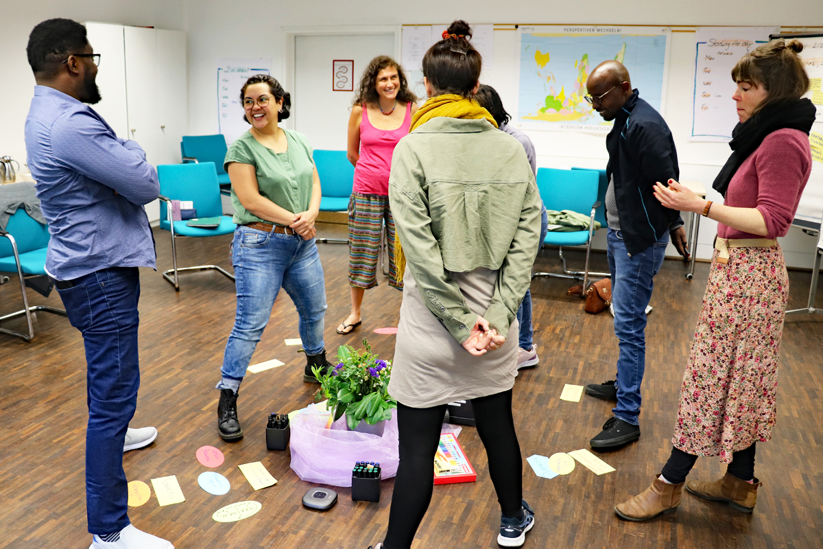 Die ganze Gruppe steht bei ihren "Rollen". Manchmal reichen zwei Füße nicht, um alles abzudecken, was wichtig erscheint.