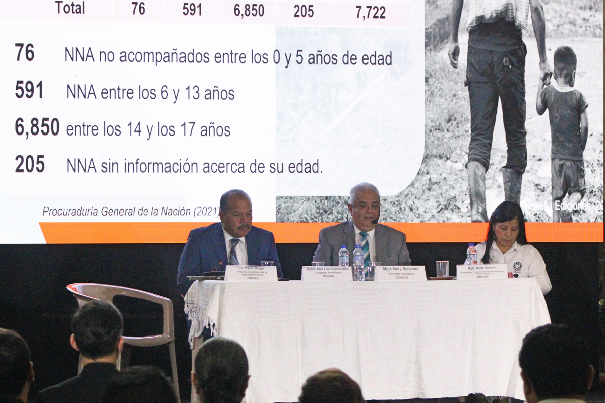 Bei einer Präsentation des Menschenrechtsbüros ODHAG des Erzbistums Guatemala stellt Geschäftsführer Nery Rodenas (Mitte) einen Bericht zur Situation junger Menschen in Guatemala vor.