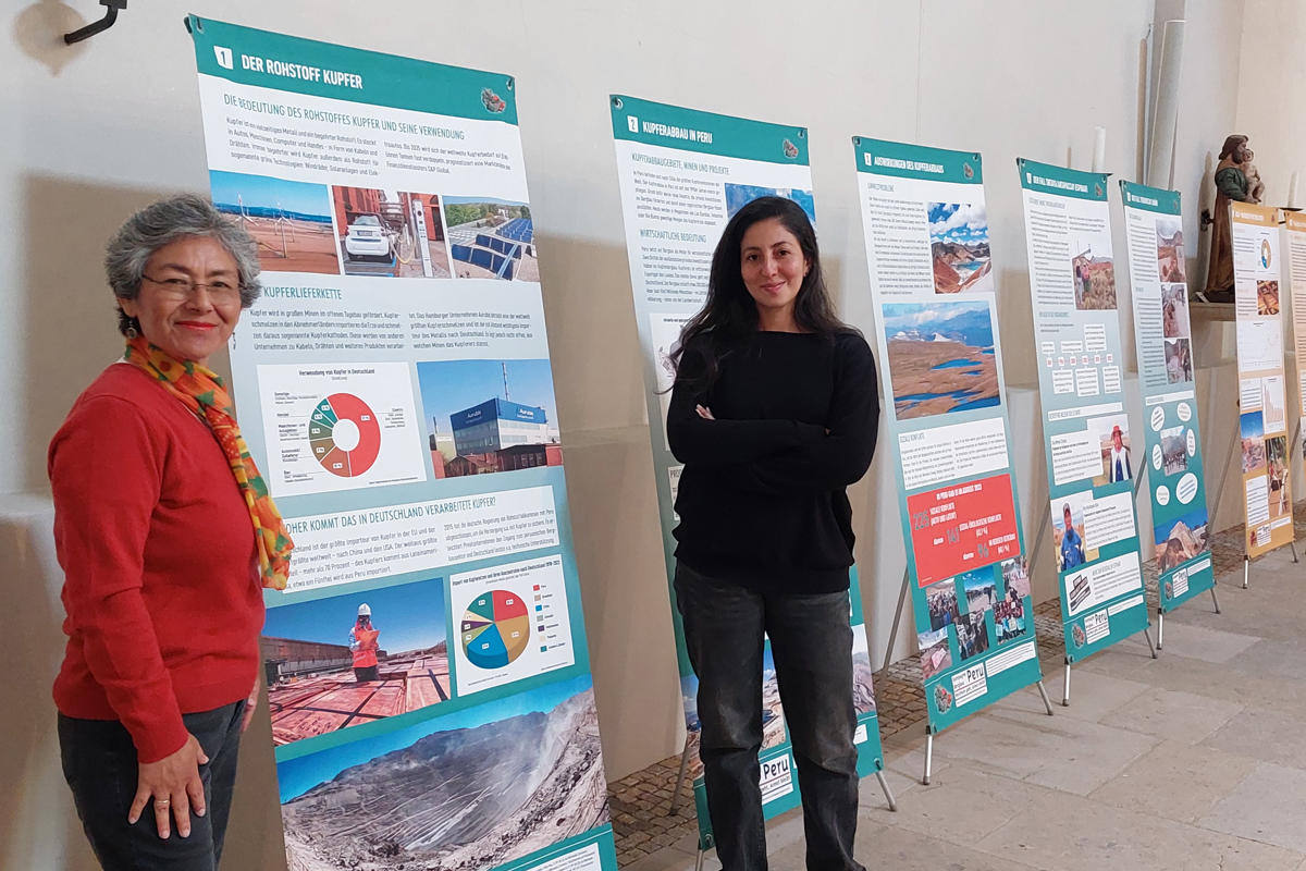 Eine Ausstellung auf dem Katholikentag in Erfurt 2024 thematisiert den Bergbau in Peru. Vanessa Schäffer- Manrique (rechts) hat sie konzipiert.