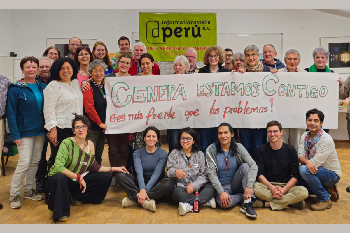 Vanessa Schäffer- Manrique (vorne, 2. v. l.) und andere Unterstützer*innen bei einem Seminar der Infostelle Peru