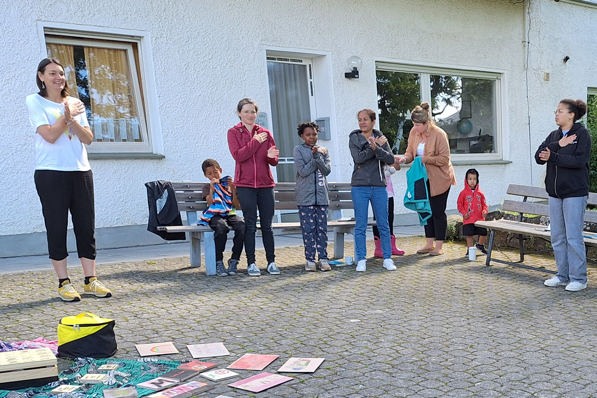 Frau mit Kindern Constanze Blenig (links) stellte eine Klopftmethode vor, mit der man sich bei Ängsten entlasten und Stress abbauen kann