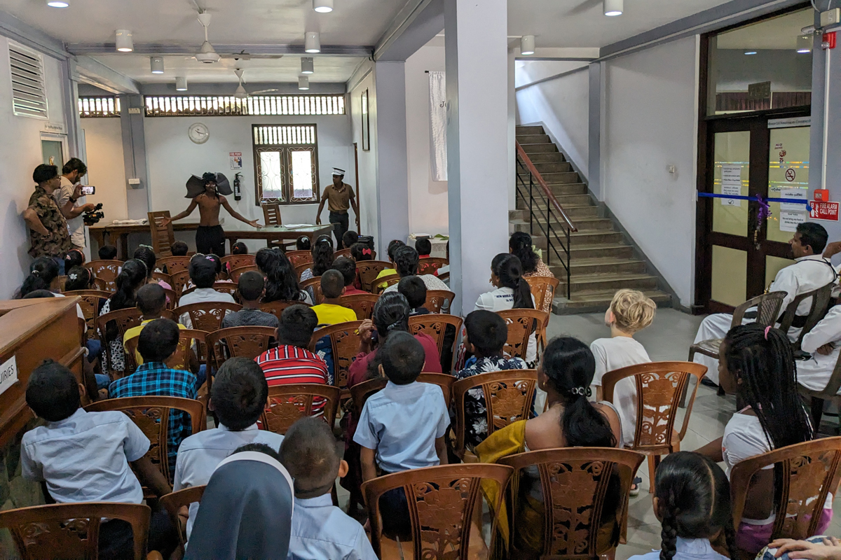 Die Ausstellung wird von einem Rahmenprogramm begleitet. Bei dieser Aufführung geht es um  Konflikte zwischen Menschen und Natur und den Respekt für ein friedliches Miteinander.