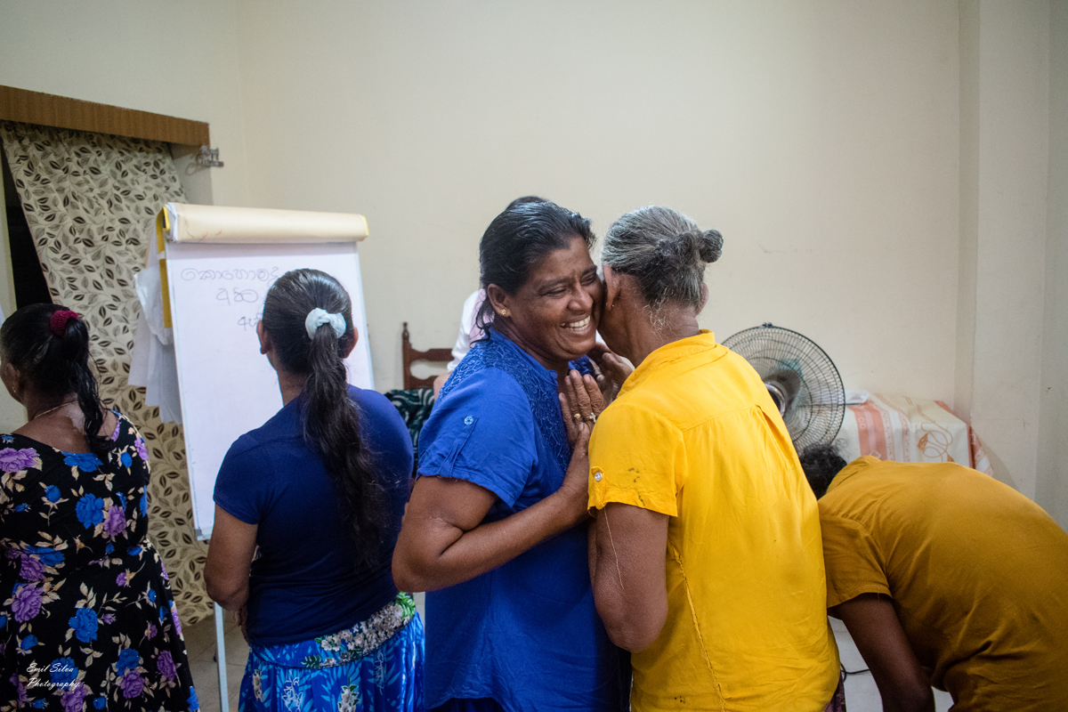 Das CSR stärkt benachteiligte Menschen. Matthias Eders Kollegin Dilini Perreira und eine Trainerin arbeiten mit einer Frauengruppe in Moratuwa im Süden der Hauptstadt. Es geht um Frauenrechte, den Umgang mit Trauma und Religion und die Stärkung der eigenen Identität in sozial prekären Verhältnissen.