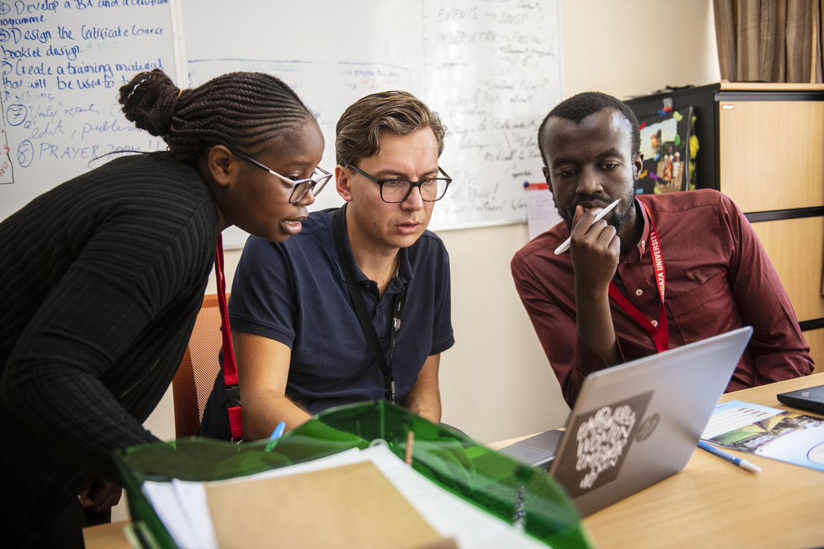 Zu interreligiösem Dialog arbeitete Matthias Eder (Mitte) sechs Jahre als ZFD-Fachkraft in Kenia. Zusammen mit seiner Partnerorganisation und seinen Kolleg*innen Milkah Bosibori und Kiboi Abdallah Leboi (von links) baute er das Institut für Interreligiösen Dialog (IRDIS) auf.